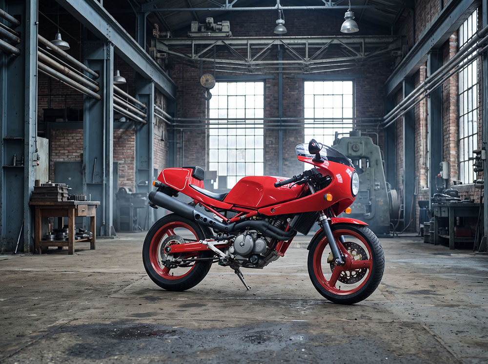 KI Visual Gilera Saturno in einer Industriehalle